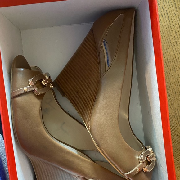 Coach 1941 Tan Larchmont Sheep Napa Ginger 9m Wedges - Picture 3 of 5